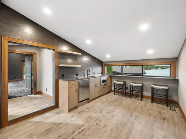 Loft wet bar at 88 Lakeview Court