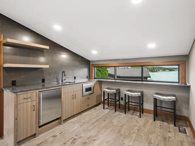 Loft wet bar at 88 Lakeview Court