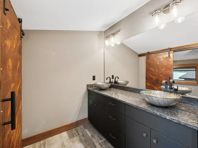 Full bath adjoining the bedroom / theater room at 88 Lakeview Court