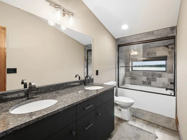 Upper-level guest bath at 88 Lakeview Court