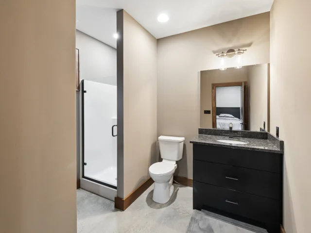 Guest full bath at 88 Lakeview Court
