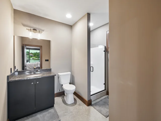 Full bath adjoining the lower-level lake-facing guest bedroom at 88 Lakeview Court